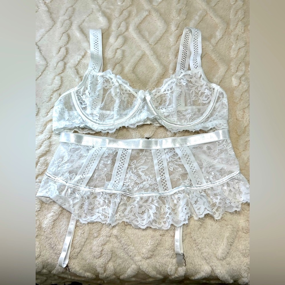 White Lace Underwire Lingerie Top and Garter